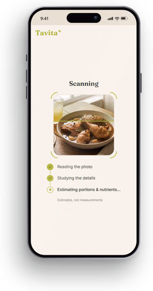 Tavita scanning a meal photo, showing progress steps: reading the photo, studying the details, estimating portions and nutrients